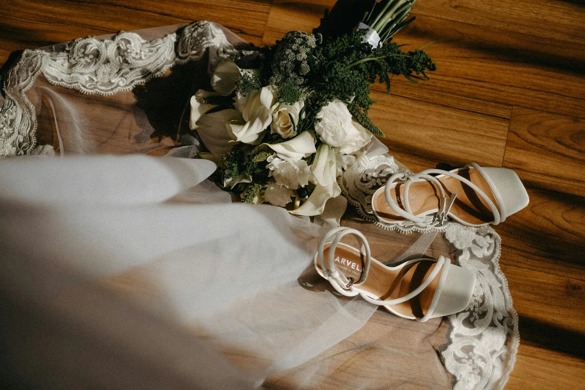 Bridal veil, bouquet and shoes - wedding morning details